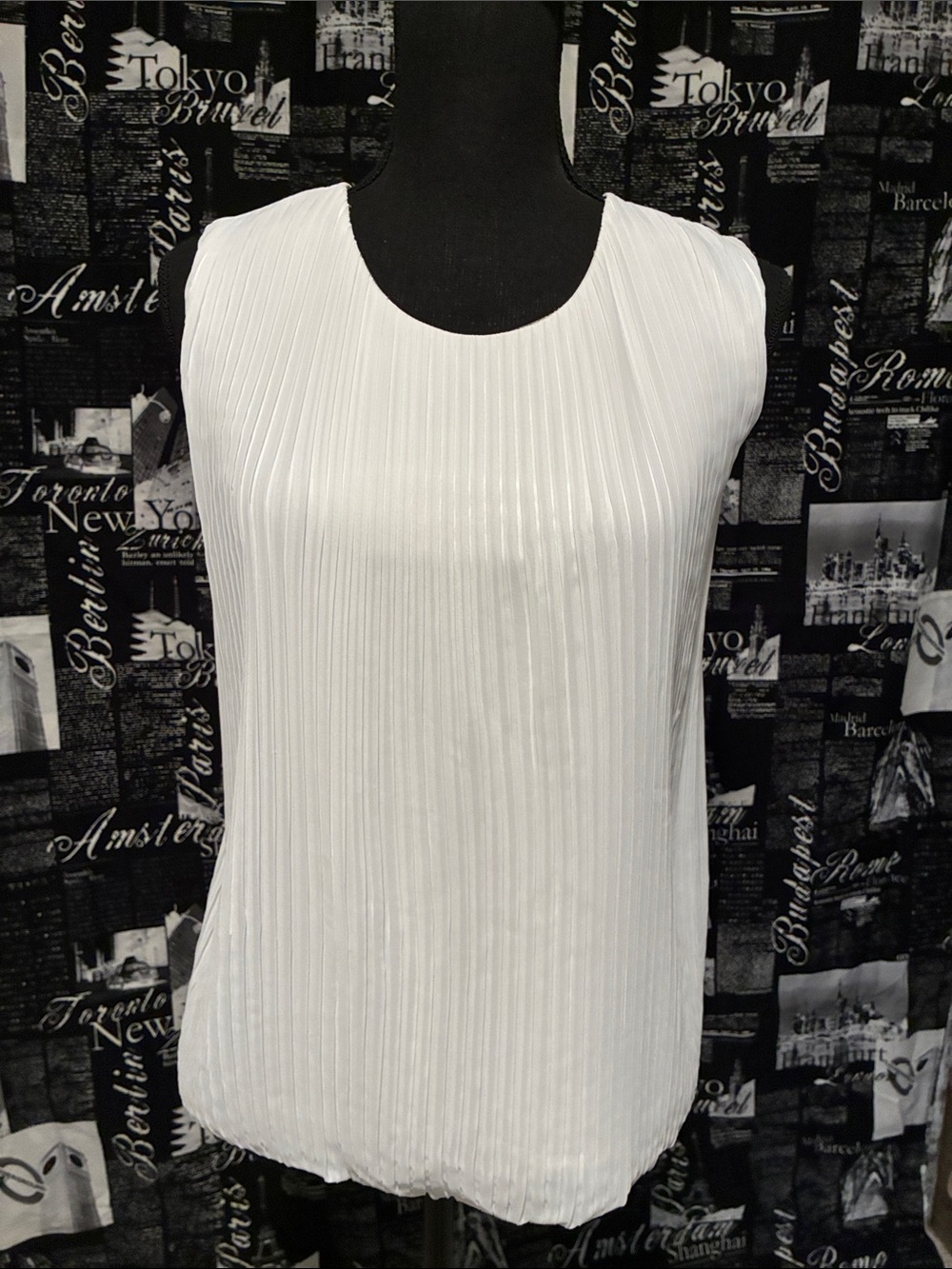 Calvin Klein Women’s Pleat -Look Sleeveless Top - Large